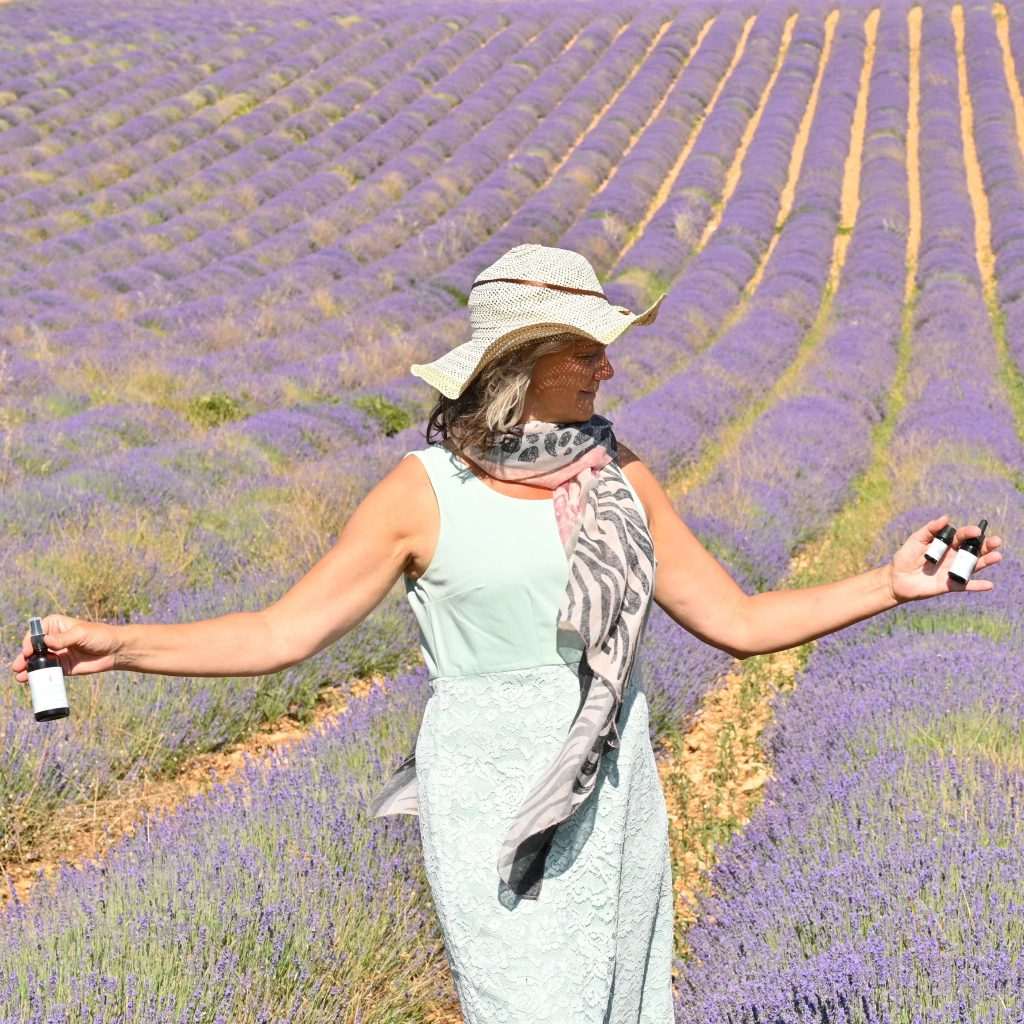 Lavendel etherische olie, een druppel vol kracht, kennis en ziel. AromaWise by Joanne