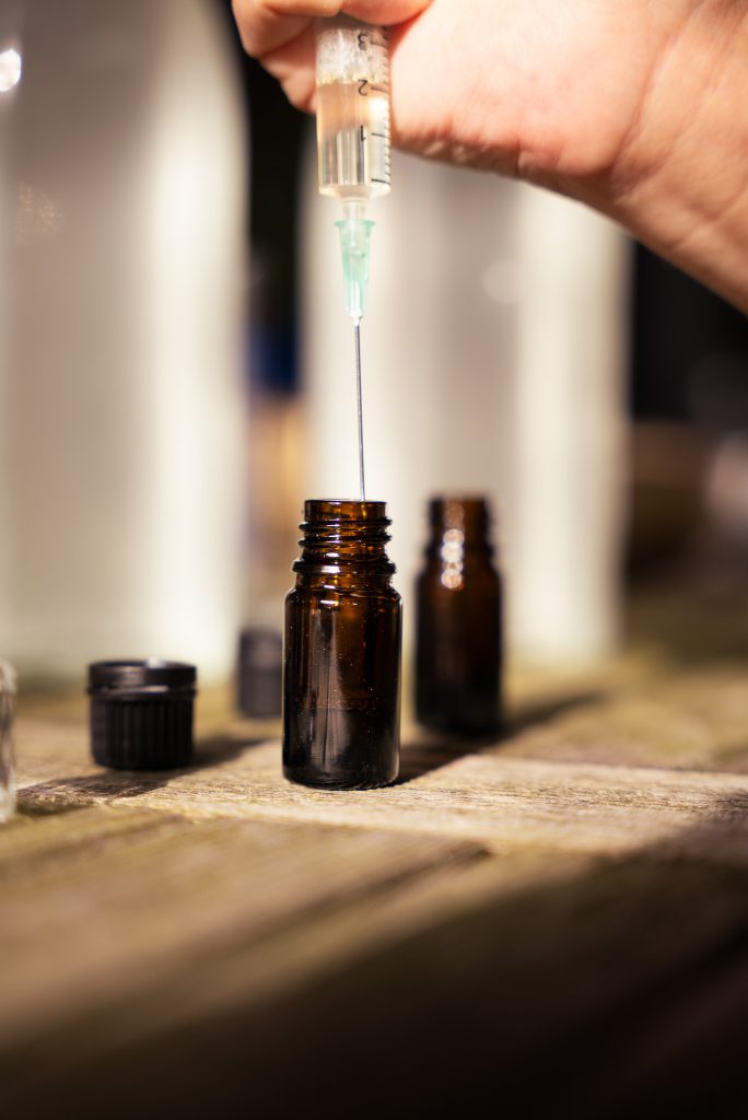 Lavendel etherische olie, een druppel vol kracht, kennis en ziel. AromaWise by Joanne
