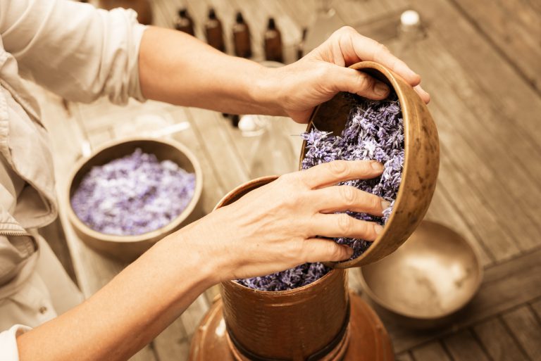 Lavendel destilleren, van bloem tot geurige essentie, lavendelolie