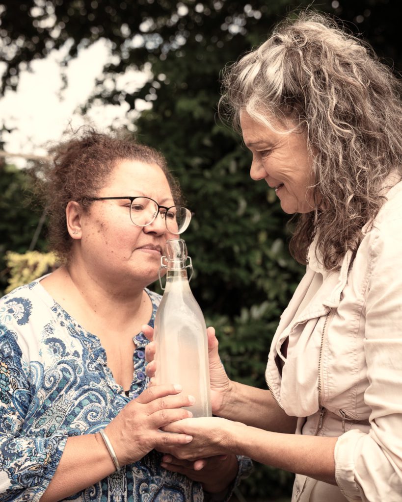 Ruiken van de lavendelolie en lavendelhydrolaat voor de Botanical Care Collection 