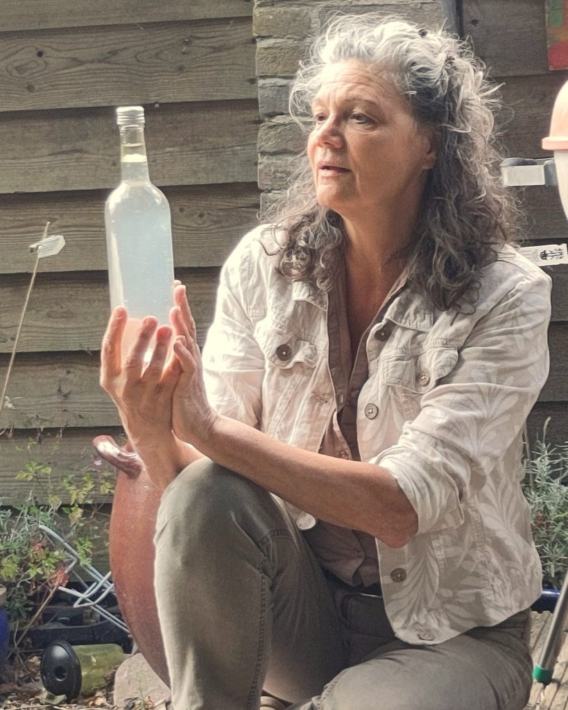 Uit het atelier van AromaWise, lavendel etherische olie en lavendelhydrolaat gedestilleerd op traditionele wijze.