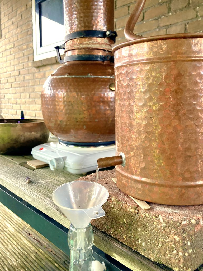 Destilleren in de koperen ketel